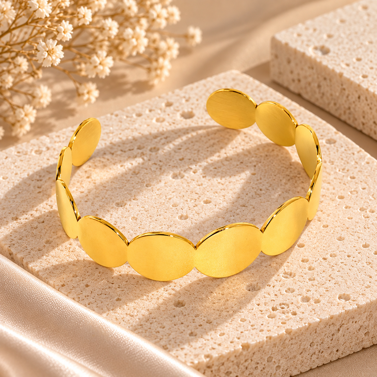 The Solenne Disc Cuff